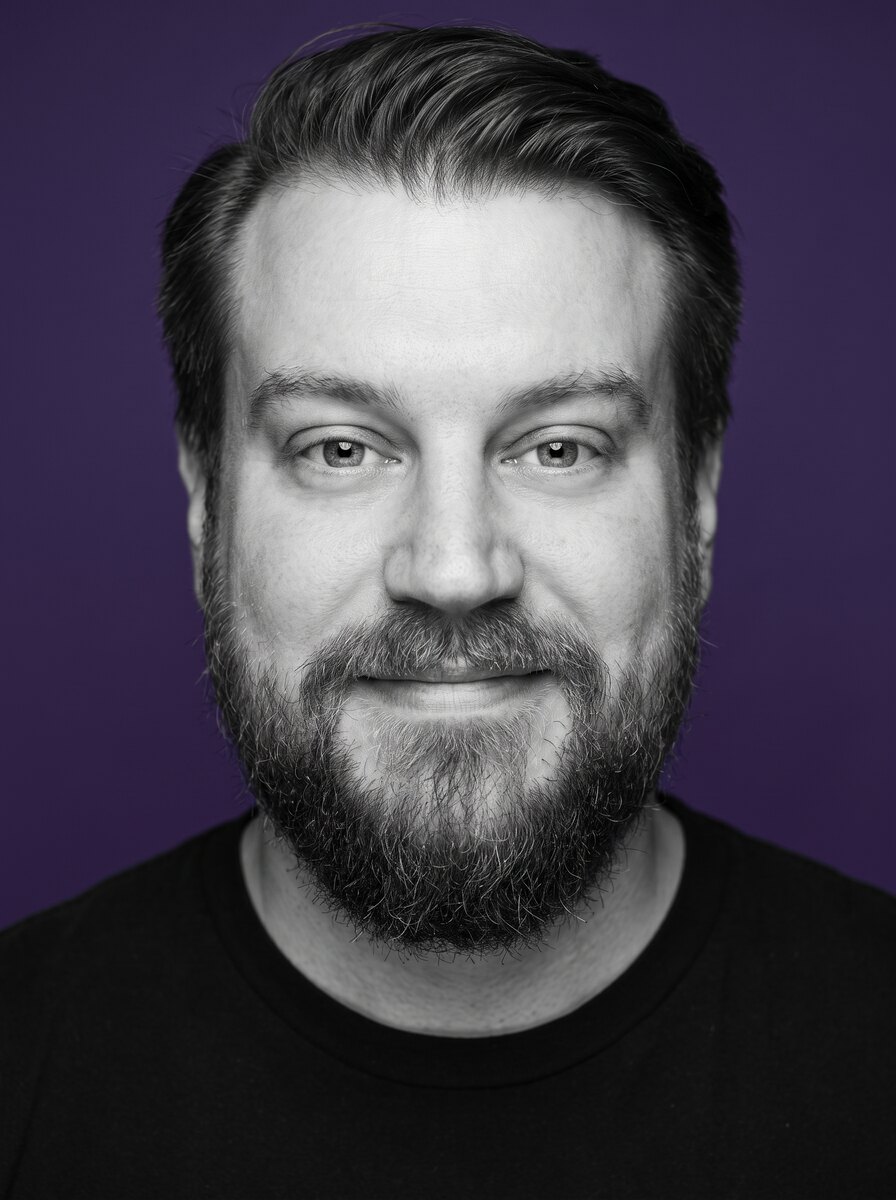 Black and white portrait of Vitor Garbim